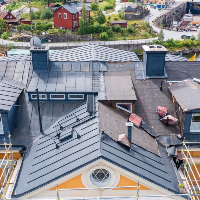 Plåttak under omläggning, sett från drönare